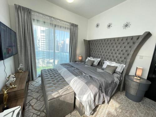 迪拜Luxury Room with Marina view close to JBR Beach and Metro with Shared Kitchen的一间卧室设有一张大床和一个大窗户