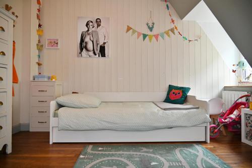 圣马洛Saint-Malo Apartment的卧室配有白色的床