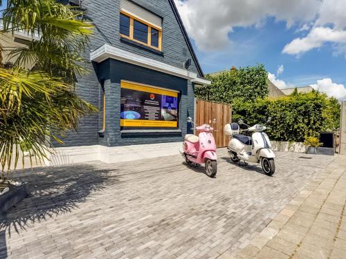阿纲尔赫姆Lush holiday home with spa and wellness的两辆摩托车停在房子前面