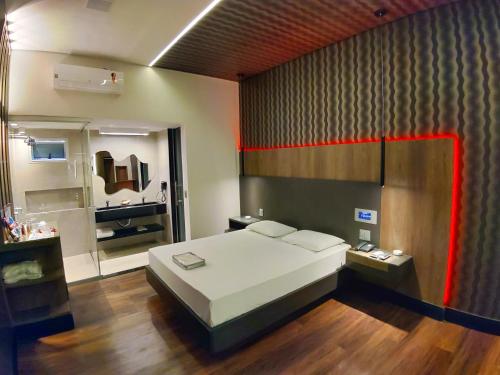 贝洛奥里藏特Motel Dallas的一间带大床的卧室和一间浴室