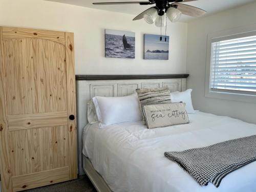 荷马Seafarer Suites的一间卧室配有一张床和吊扇