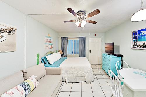 圣徒皮特海滩Pass-A-Grille Beach Retreat Unit 8的一间卧室配有一张床和吊扇