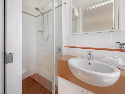 金德拜恩Silvertrees 5 Convenience at your doorstep的一间带水槽和淋浴的浴室