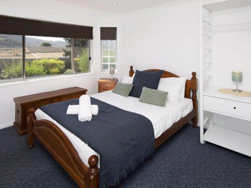 金德拜恩Silvertrees 5 Convenience at your doorstep的一间卧室设有一张大床和大窗户