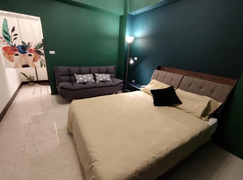 屏东县麟家民宿的一间卧室配有一张大床和一张沙发