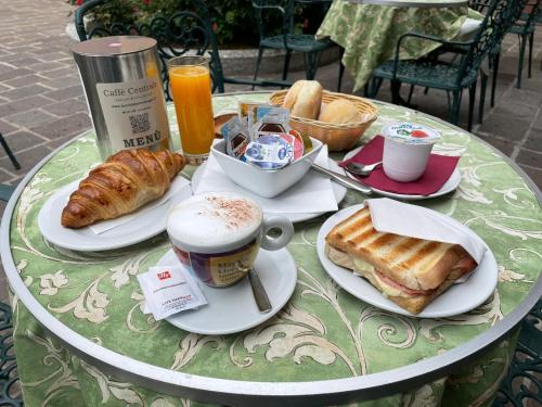 梅纳焦依赖的一张桌子,上面有咖啡和糕点的早餐