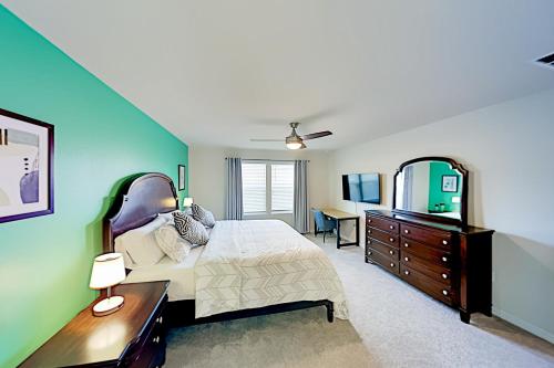 达文波特Windsor Island Resort 237的一间卧室配有一张床、梳妆台和镜子