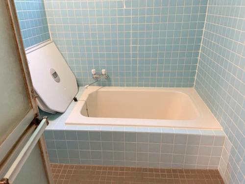 信浓五岳庵的浴室设有浴缸,铺有蓝色瓷砖。