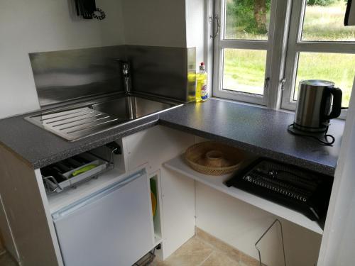 吉弗Hærvejsly - Perfekt familiebase til oplevelse af Sydjylland的厨房配有水槽和台面