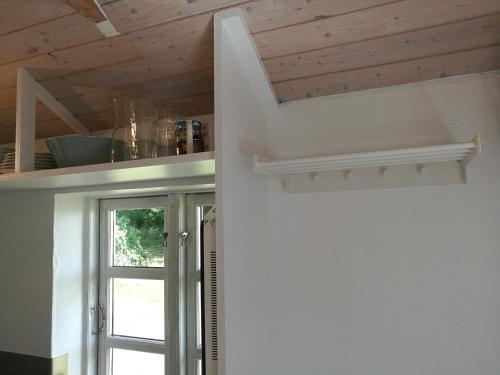 吉弗Hærvejsly - Perfekt familiebase til oplevelse af Sydjylland的厨房设有木制天花板和窗户。