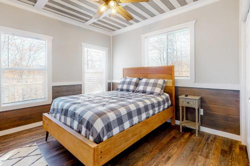 埃利杰Rustic Mountain Cabin的一间卧室配有一张床和吊扇