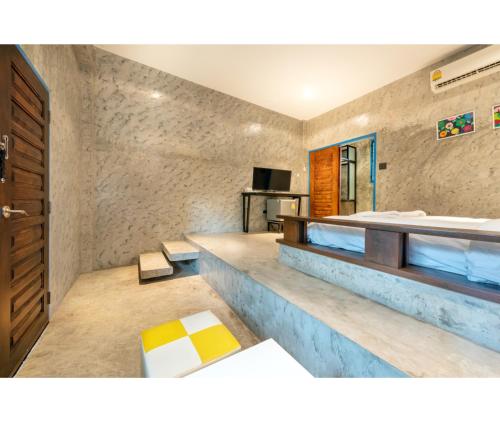 班佩Mac Garden Resort的大型客房设有床和浴室。