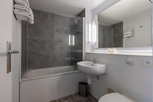 贝尔纳堡Le 2 By Hotel Akena - La Ferté Bernard的带淋浴、盥洗盆和卫生间的浴室