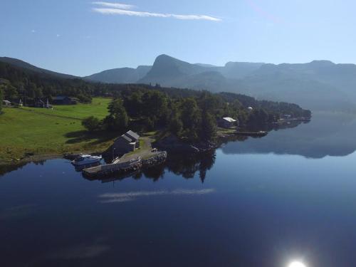SvelgenSeaside 3-bedroom House的享有湖泊的空中景致,拥有房屋和树木