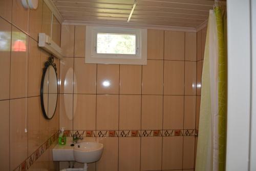 Lumparland斯维诺海边别墅的一间带水槽和卫生间的浴室以及窗户。