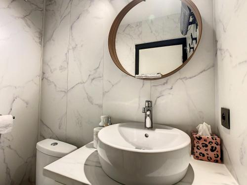 尼乌波特Studio enjoy 55的白色的浴室设有水槽和镜子