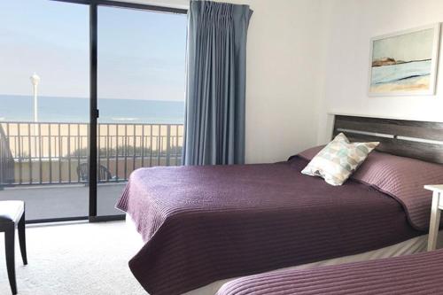 大洋城Ocean Hideaway的一间卧室配有一张床,享有海景