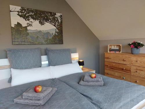 波茨坦El Ático的一间卧室配有一张带两颗苹果的床