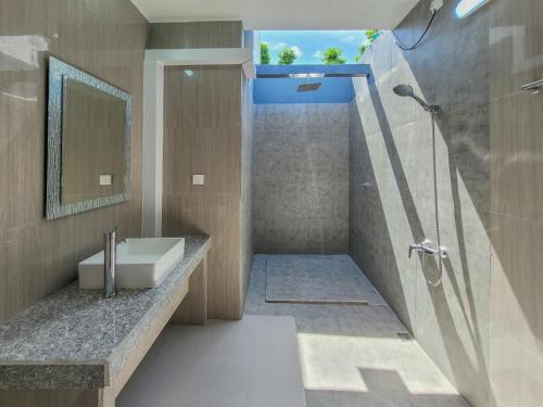 图杜宁静天空宾馆的一间带水槽和淋浴的浴室