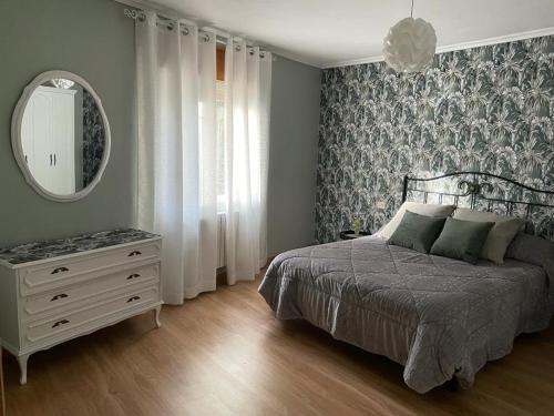 FolgosoA casa Daló的一间卧室配有床、镜子和梳妆台