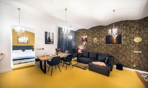 奥洛穆茨Silvie Apartments - Blažejský的客厅配有沙发和桌子