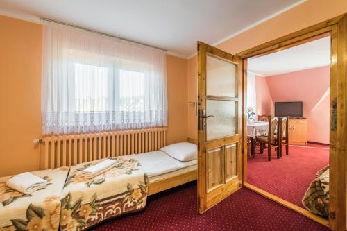 Białka TatrzanskaDom Wypoczynkowy u Matysów的一间卧室设有一张床和一个滑动玻璃门