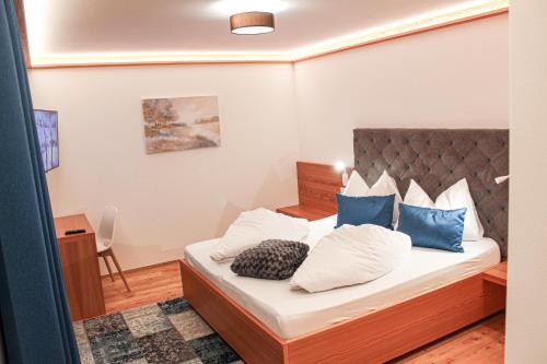 圣坎迪朵Chalet Tolder的一间卧室配有一张带蓝色和白色枕头的床