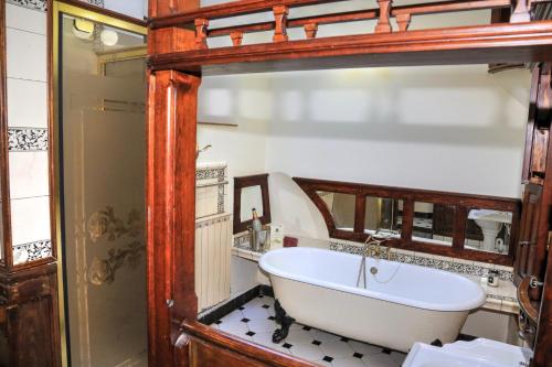 兰戈伦全景小屋酒店 的带浴缸的浴室,配有木架
