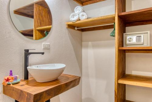 萨玛拉Hotel Villas Tangerine的木台上带碗水槽的浴室