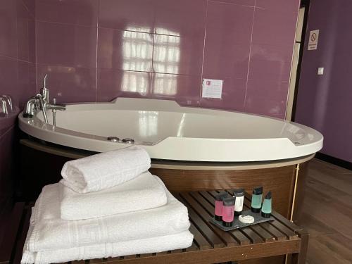 伊诺赫多诺利亚之家宾馆的带浴缸的浴室,配有毛巾