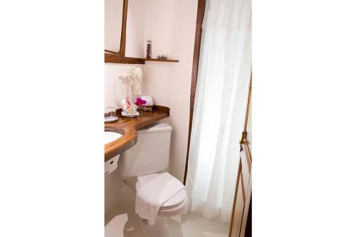 帕拉蒂帕萨达艾尔特乌尔克吉尔酒店的浴室配有白色卫生间和盥洗盆。