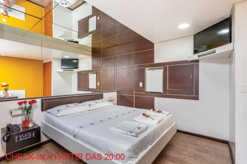 阿雷格里港Motel Porto dos Casais的一间卧室,卧室内配有一张大床