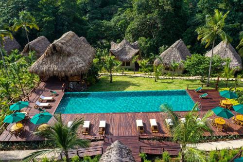埃尔扎伊诺Senda Watapuy的享有带游泳池的度假村的空中景致