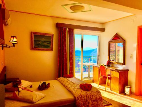 特尔斐delphi aiolos center hotel panoramic view&yoga harmony hotel&rooms的一间卧室设有一张床和一个美景窗户。