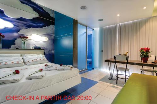 阿雷格里港Motel Porto dos Casais的一间卧室配有一张床和一张书桌
