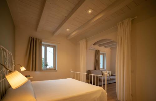 莱萨La Mascarana的一间卧室设有一张床和一间客厅。