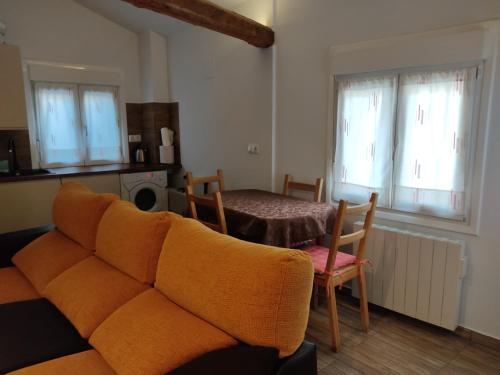 阿尔内迪略Casa Bera的客厅配有沙发和桌子