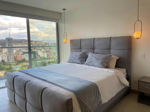 NUEVA Suite-Piso 21 Vista La Carolina @ONE Quito客房内的一张或多张床位