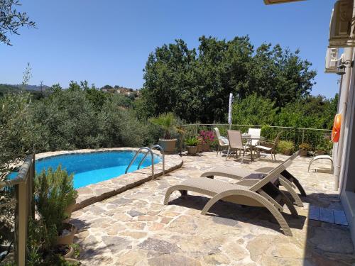 Melidhónion"Villa Kastania" Melidoni, Crete的一个带长凳和游泳池的庭院