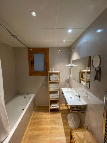 索尔德乌卡萨维拉波派尔公寓酒店的带浴缸、水槽和浴缸的浴室