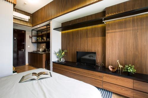 塞尔蓬Futura Studio-Modern Apartment near CBD BSD的一间卧室配有一张床,并在一间客房内配有电视。