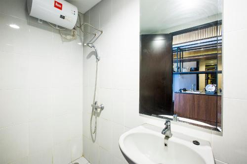 塞尔蓬Futura Studio-Modern Apartment near CBD BSD的一间带水槽和镜子的浴室