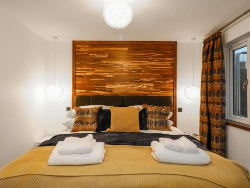 埃克塞特Orchard View Lodge的一间卧室配有一张大床和两条毛巾