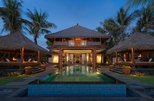塞米亚克The Legian Seminyak, Bali的一座带游泳池和度假村的别墅