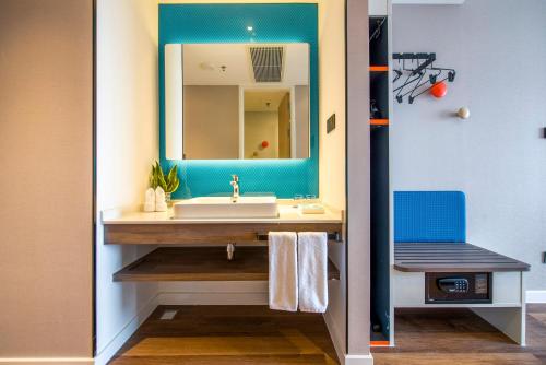 Shunde佛山北滘智选假日酒店的一间带水槽和镜子的浴室