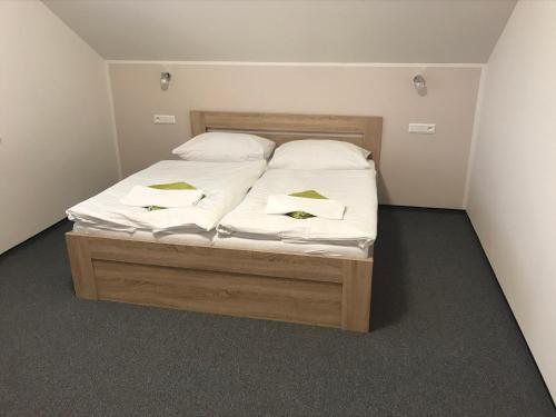 霍尔尼维斯特尼采U Jeřába - komplex C的一张带白色床单和枕头的床