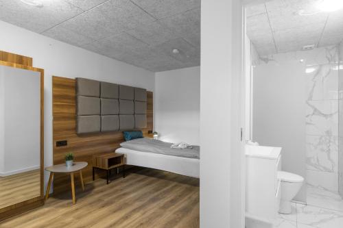 埃斯比约Esbjerg BB hotel的卧室配有一张床和一张桌子