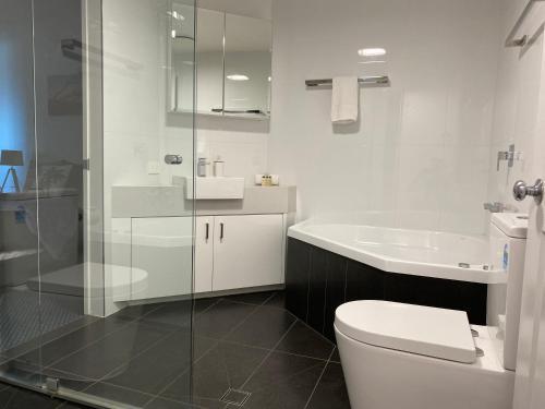 穆卢拉巴Mooloolaba Beachfront: Superior Resort Apartment的白色的浴室设有卫生间和水槽。