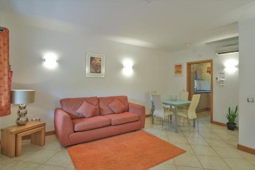 拉戈斯Casa Monte Cristo Apartments - Orange的客厅配有沙发和桌子
