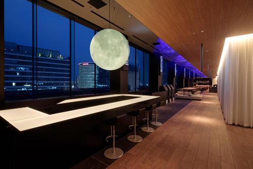 横滨横滨东急REI酒店(Yokohama Tokyu REI Hotel) 的酒吧,晚上可欣赏到城市景观